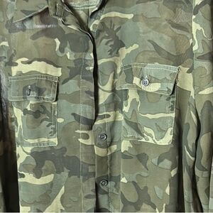 Ali & Kris Camouflage Green women’s top size L